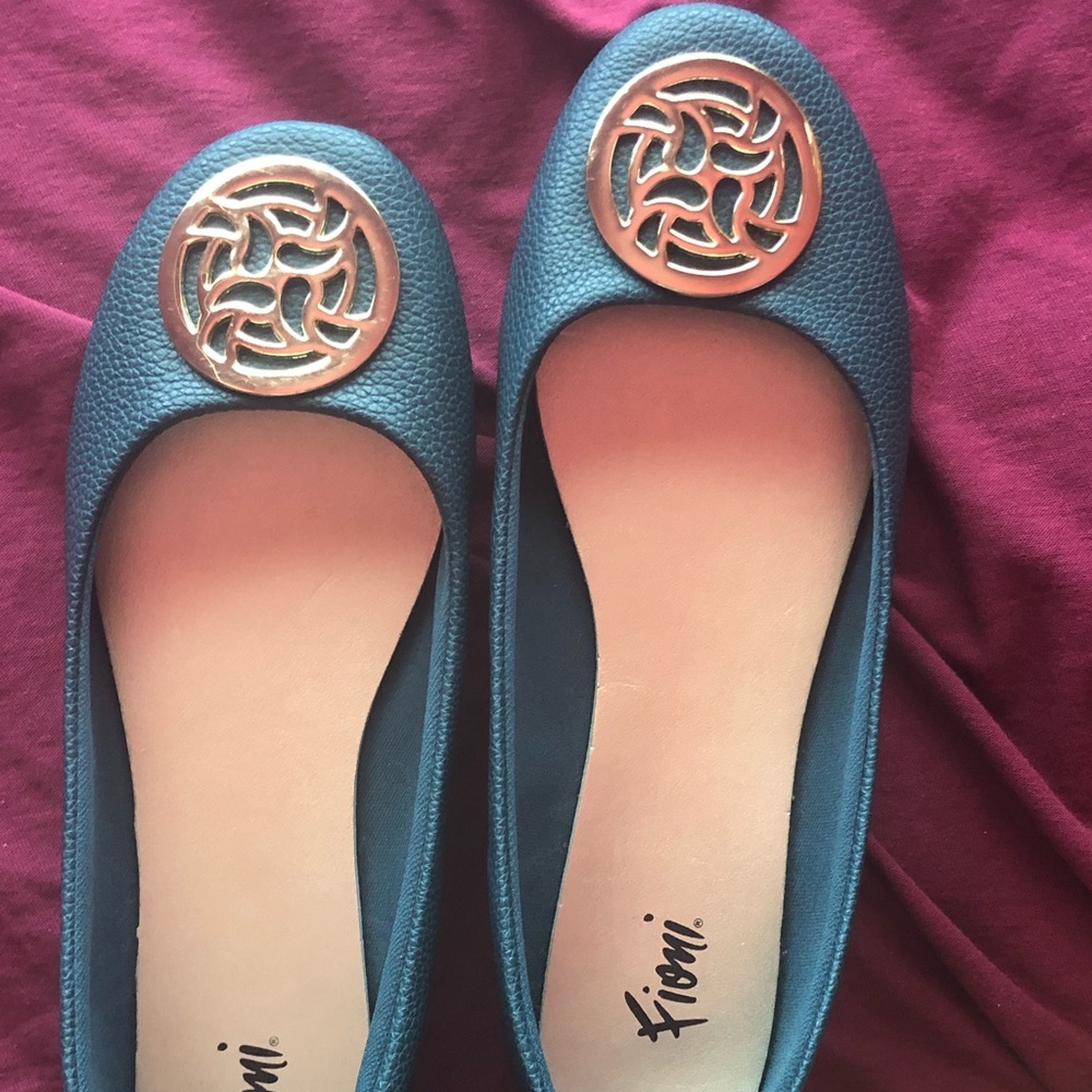Women’s fioni flats size 8 with medallions